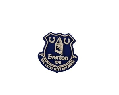 a blue and white badge with the words everton on it