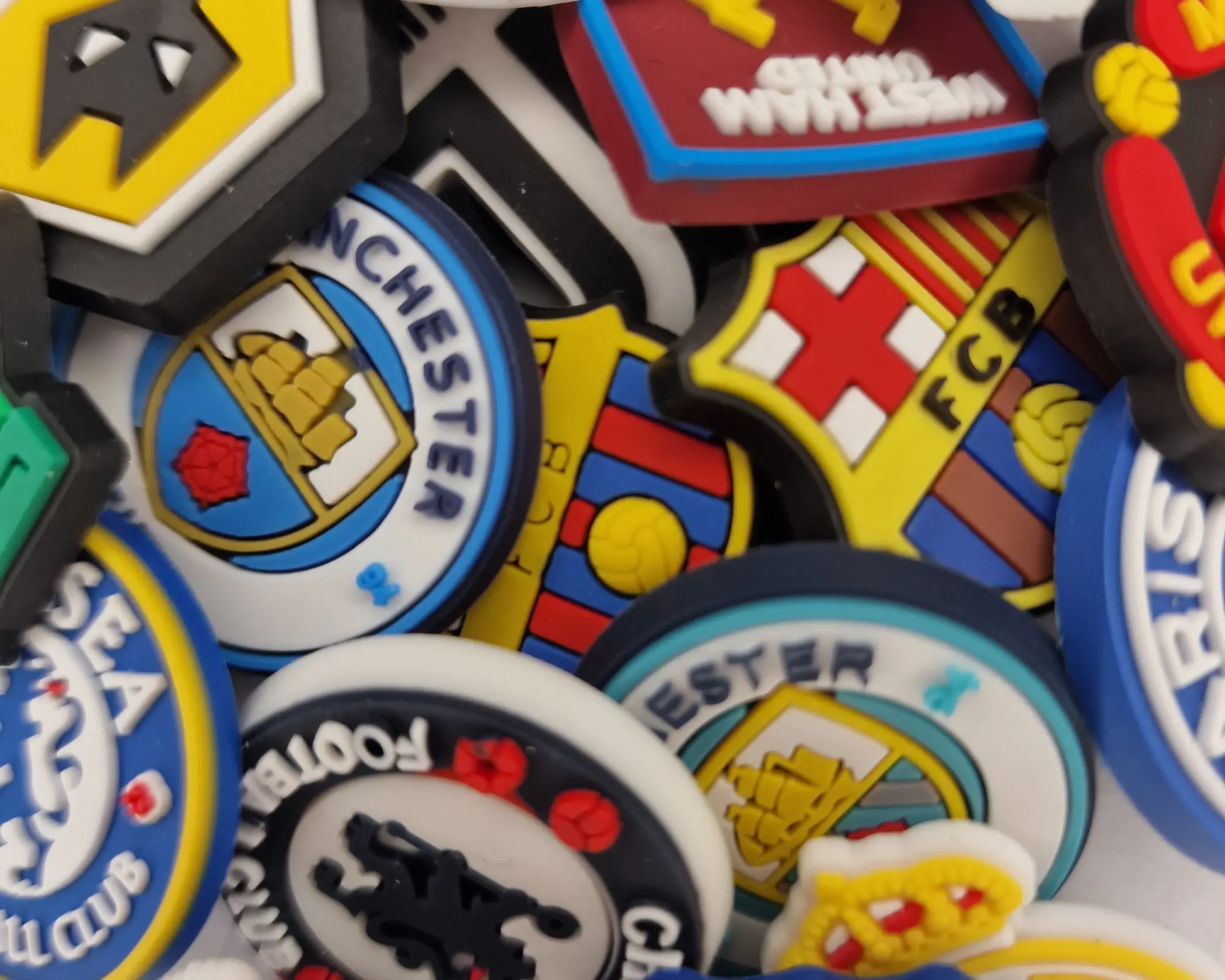 a close up of a pile of badges